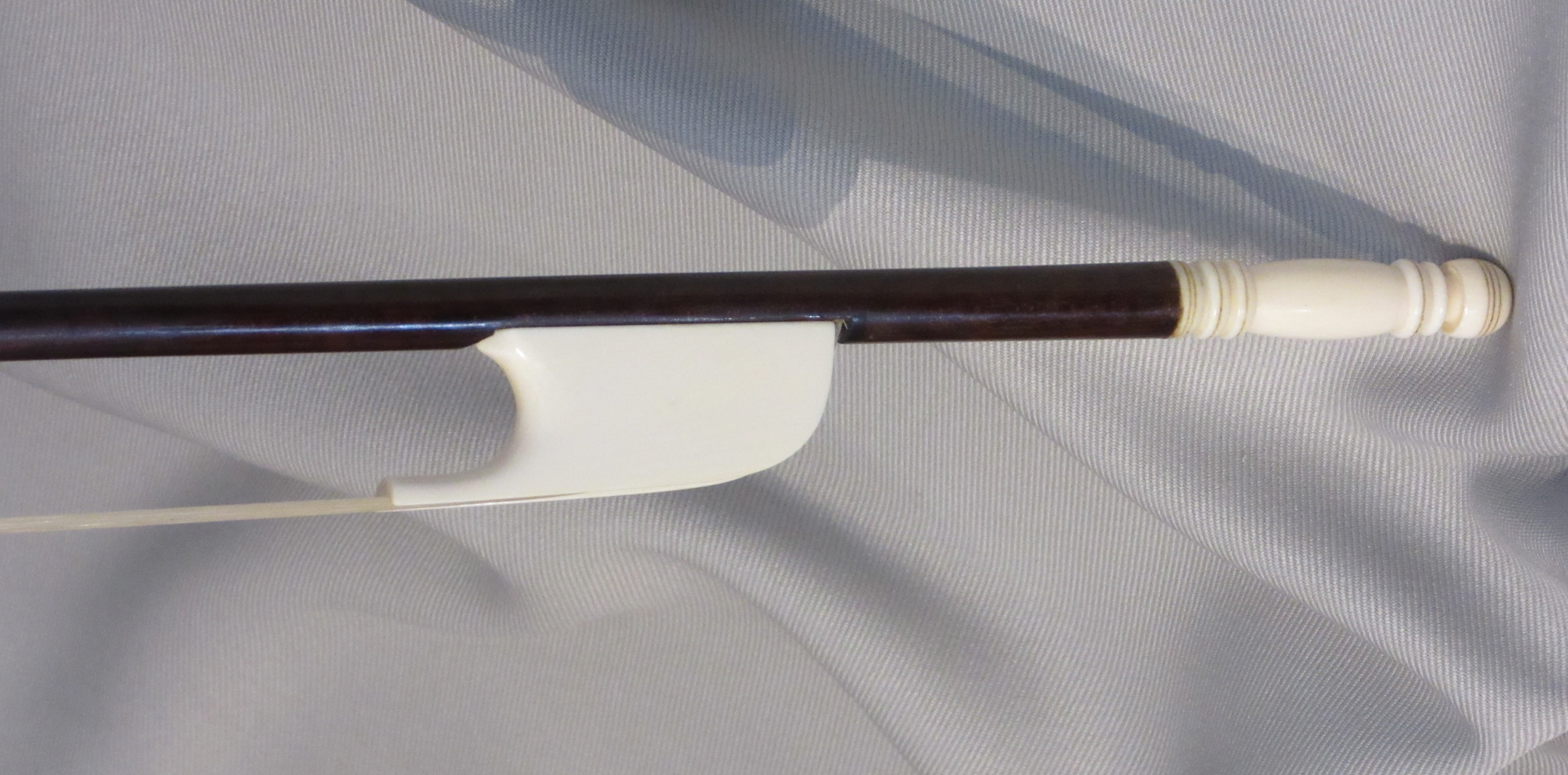 Archet basse de viole